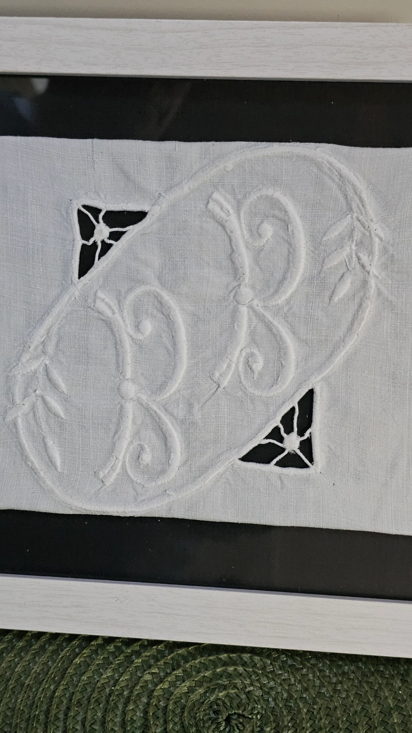 Frame with antique monogrammed linen – photo 5